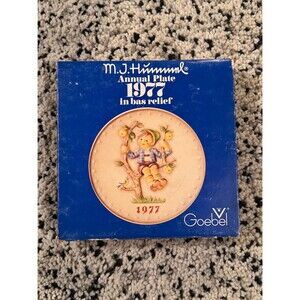 Goebel M.J. Hummel 1977 Annual Collector Plate, also known as the Apple Tree Boy